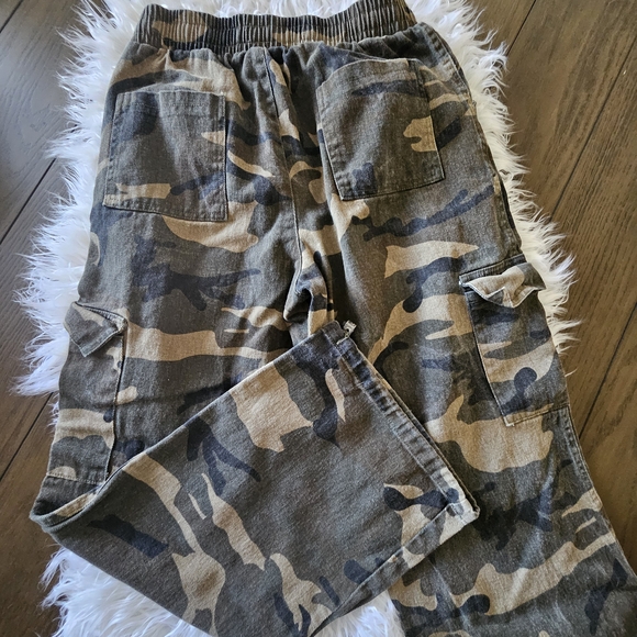 Women's Camouflage Cargo Pants - Picture 3 of 4